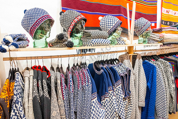 Souvenirladen in Tallinn mit traditionellem Kunsthandwerk