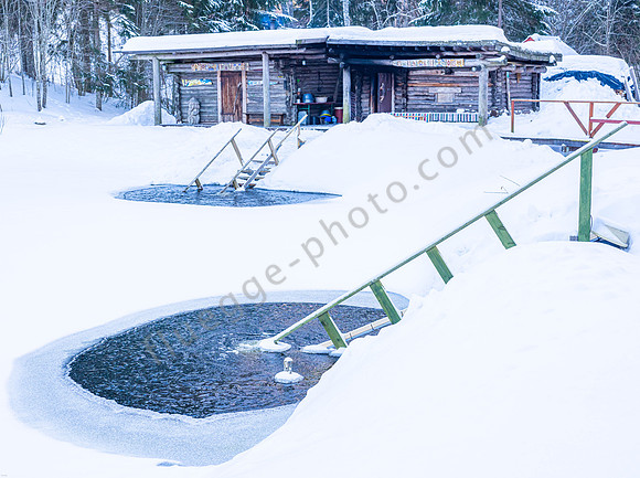 Eisbadeloch an der Sauna