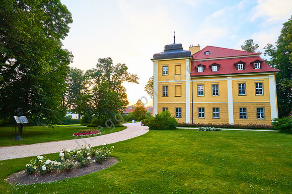 Schloss und Gut Lomnitz