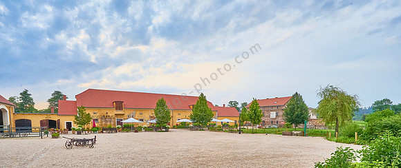 Schloss und Gut Lomnitz