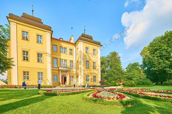 Schloss und Gut Lomnitz