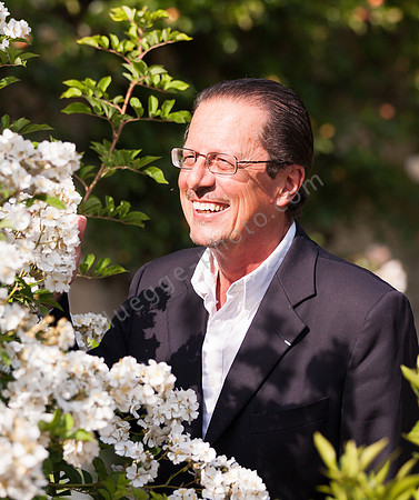 Nicolas de Barry, Schlossherr und Meisterparfümeur, freut sich an den chinesischen Rosen an der Schlosstreppe