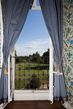 Ausblick vom blauen Zimmer im Château de Frileuse auf den Park