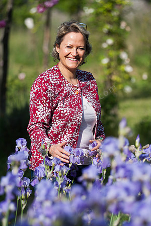 Die Autorin Heike Weichler spaziert durchs Feld der lila Schwertlilien.