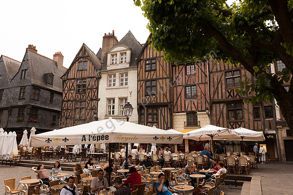 Sommerliche Idylle auf dem Marktplatz von Tours an der Loire.