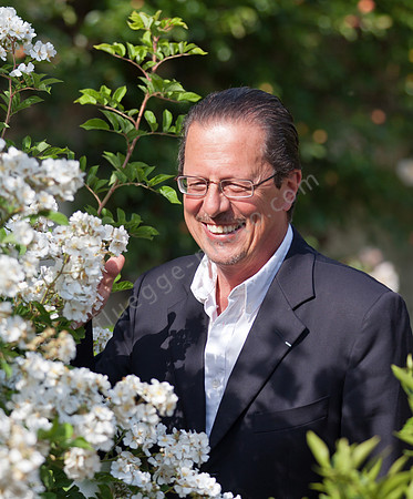 Nicolas de Barry, Schlossherr und Meisterparfümeur, freut sich an den chinesischen Rosen an der Schlosstreppe