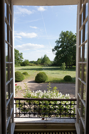 Ausblick vom blauen Zimmer im Château de Frileuse auf den Park