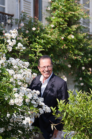 Nicolas de Barry, Schlossherr und Meisterparfümeur, freut sich an den chinesischen Rosen an der Schlosstreppe