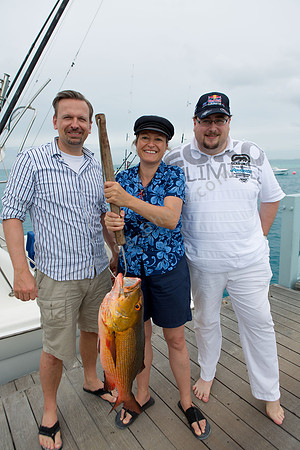 Stolze Anglerin, höflich mitlächelnde, beutelose Mitangler. V.l.n.r.: Nils, Heike und Kevin