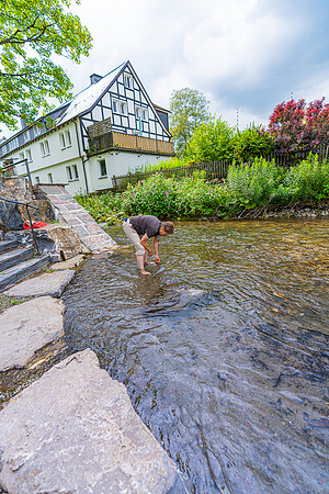 Autorin im Fluß Lenne - Sauerland