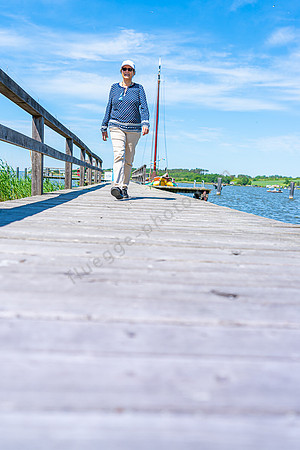 Autorin auf dem Steg am Achterwasser Usedom
