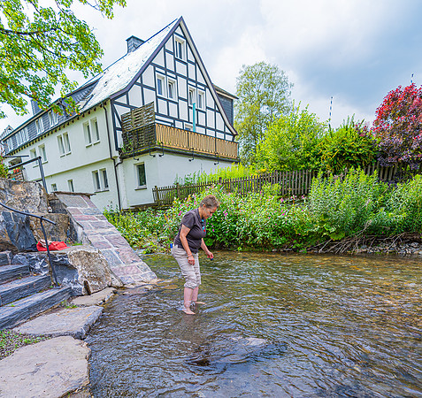 Autorin im Fluß Lenne - Sauerland