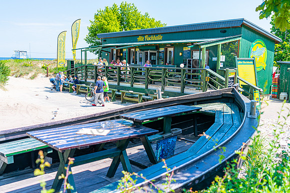 Alte Fischhalle am Ostseestrand auf Usedom