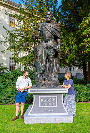Autorin Heike Weichler und Sohn Simon am Denkmal Kaiser Karls V., Utrecht