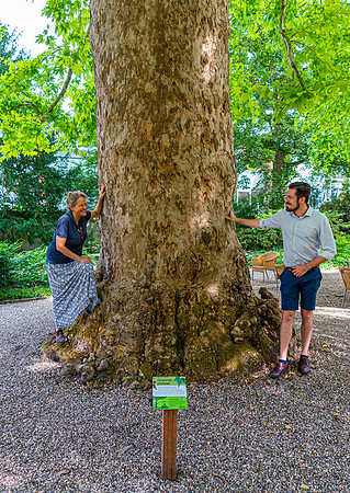 Autorin Heike Weichler und Sohn Simon im botanischen Park des Grand Hotel Karel V, Utrecht