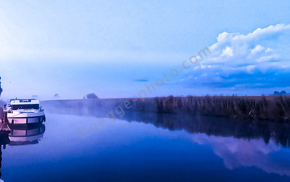 Marina Marnemoende im Morgennebel
