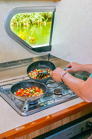 Kochen in der Kombüse mit Flussblick