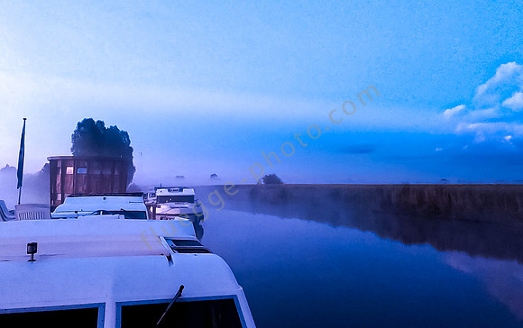 Marina Marnemoende im Morgennebel