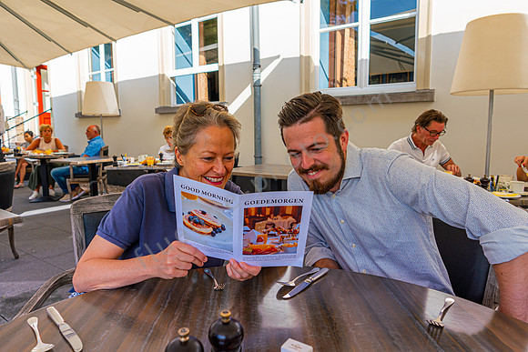 Autorin Heike Weichler und Sohn Simon beim Hotel-Frühstück, Utrecht