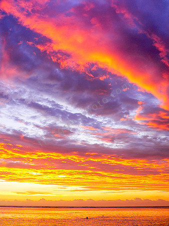 Flammender Himmel über La Réunion an der Bucht von L'Hermitage les Bains