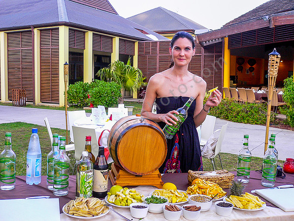 Rhum Arrangé- Kurs auf La Réunion, bei dem milder Rum mit Zusätzen wie Ananas, Orange, Zitrone, Minze, Maracuja, Kaffeebohnen, Vanillestangen oder Zimtstangen aromatisiert wird