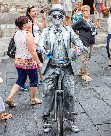 Taormina: Silbermann als Strassenkünstler.