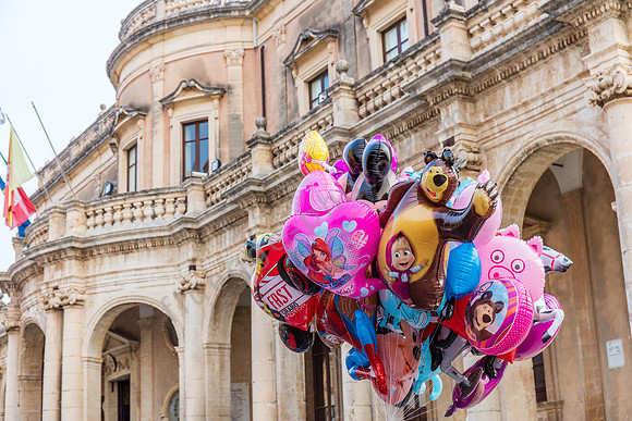 Noto: Luftballons am Prozessionstag vorm Rathaus.