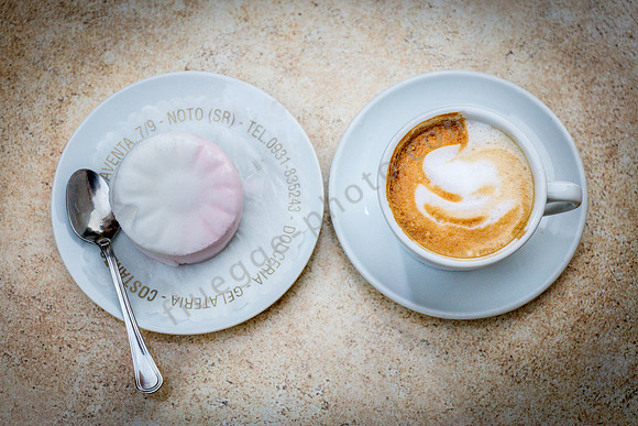 Noto: Gerühmte Eisspezialität im Geheimtipp-Eislokal Caffè Costanzo, Jasmin- und Roseneis in Blütenform.