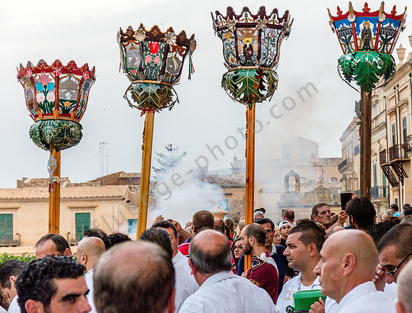 Noto: Prozession zu Ehren des Stadtpatrons.