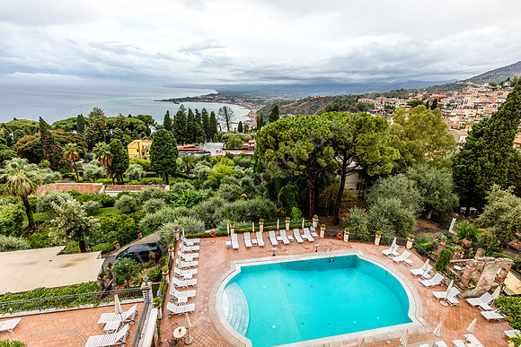 Taormina: Blick über den Pool vom Belmond Gran Hotel Timeo auf dem umwölkten Ätna