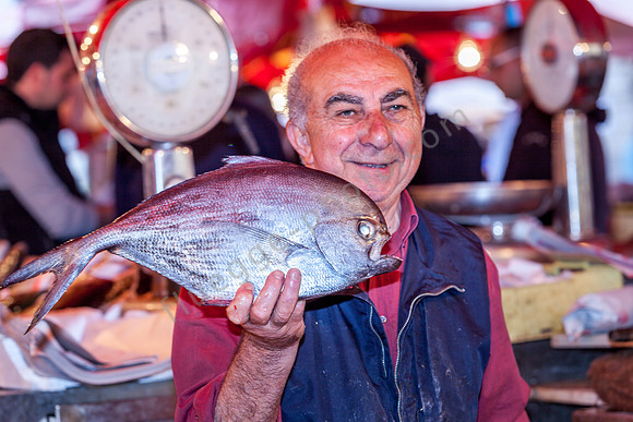 Palermo: Fischmarkt, Fischer mit Brachsenmakrele.