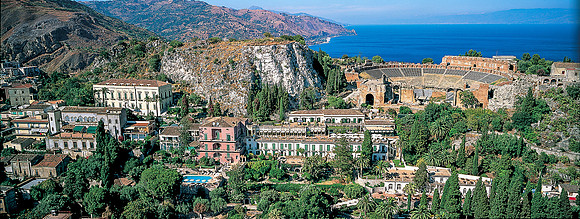 Taormina: Blick auf Belmond Gran Hotel Timeo und Griechisches Theater.