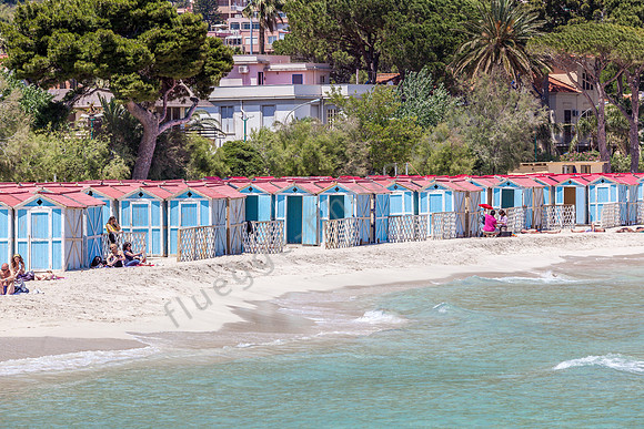 Karibisches Flair: Am Strand von Mondello macht schon das Blau von Meer und Badehäuschen gute Laune
