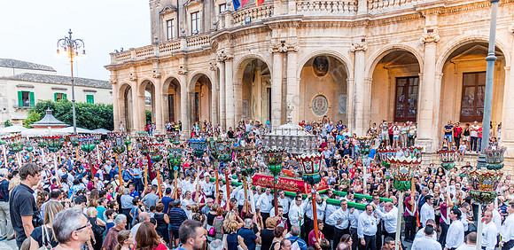 Noto: Prozession zu Ehren des Stadtpatrons.