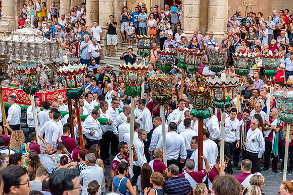 Noto: Prozession zu Ehren des Stadtpatrons.