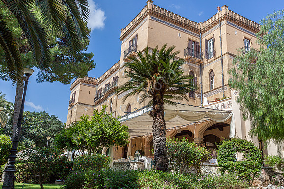Zimmer mit Aussicht: Im „Grand Hotel Villa Igiea“ in Palermo genießt man einen herrlichen Blick über den Hafen.