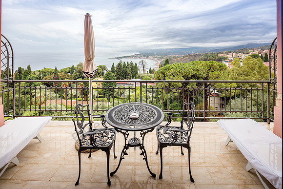Taormina: Blick vom Balkon des Belmond Grand Hotel Timeo auf die verregnete Küste.