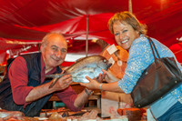 Palermo: Fischmarkt, Fischer mit Brachsenmakrele.