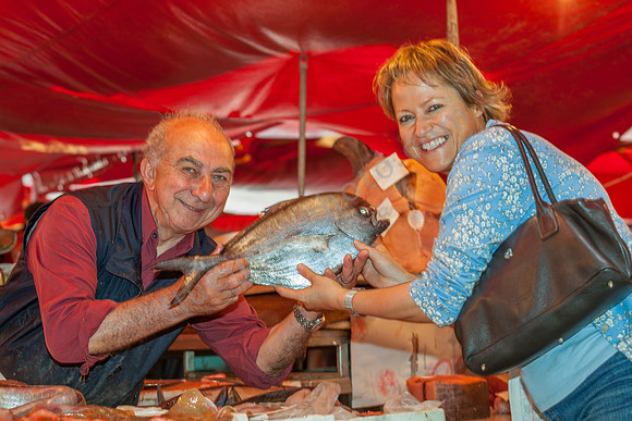 Palermo: Fischmarkt, Fischer mit Brachsenmakrele.