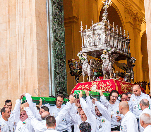 Noto: Prozession mit Reliquienschrein.