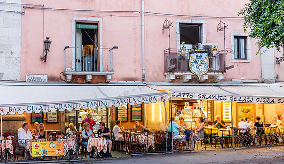 Taormina: Straßencafes.