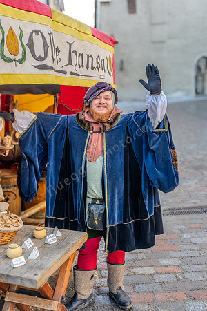 Gebrannte Mandeln am Stand des Mittelalter-Restaurants "Olde Hansa" in Tallinn