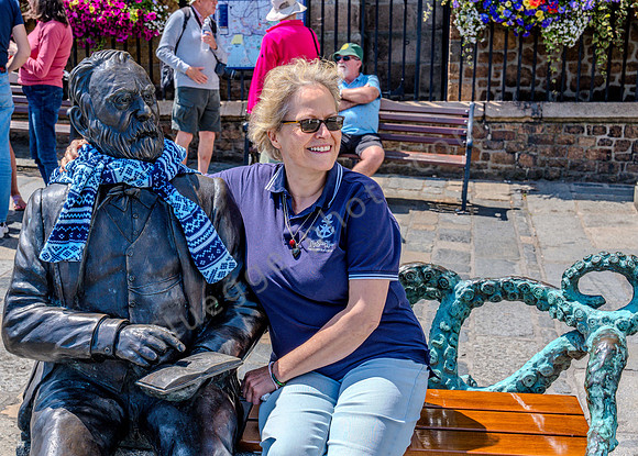 Bronzestatur Victor Hugo  und Autorin - Guernsey