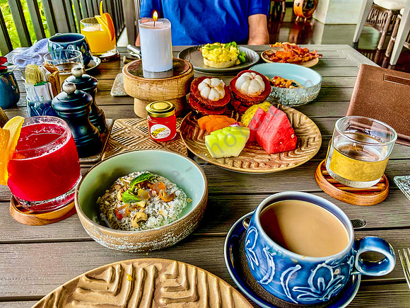 “Raffles Bali”, Frühstück im “Rumari”