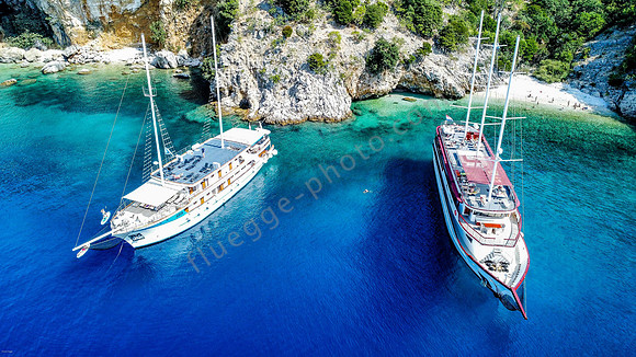 Badestopp an der Nordwestküste von Cres, links die „Aria“, rechts das Schwesterschiff „Voyage“
