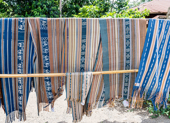 Ikat-Tücher im Weber-Dorf Dokar auf Flores