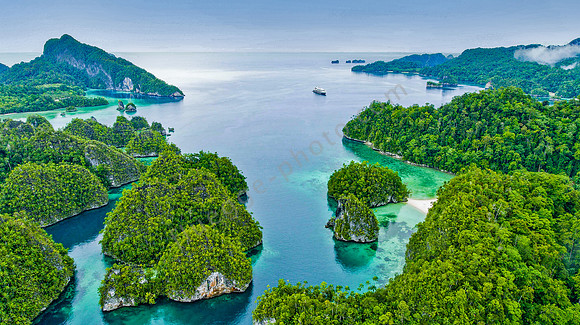 „Le Lapérouse“ in Triton Bay, West-Papua