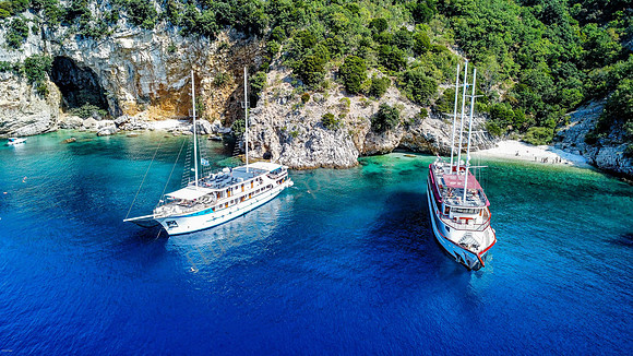 Badestopp an der Nordwestküste von Cres, links die „Aria“, rechts das Schwesterschiff „Voyage“