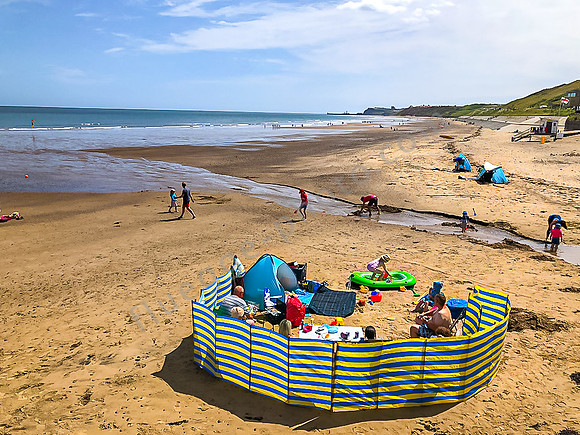 Touristen am Strand von Sandsend