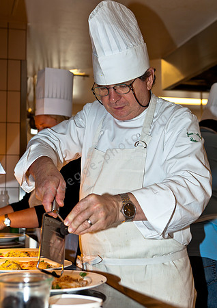 Jean-Marie Dumaine beim Anrichten von Seeteufel-Carpaccio mit getrüffelter Polenta